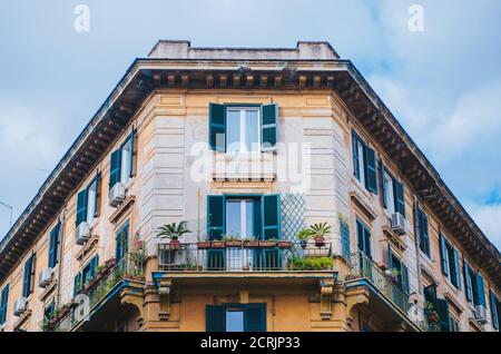 Rome, Italie - UN bel appartement à l'architecture dans le centre de Rome pendant une après-midi nuageux avec les fenêtres vertes classiques et les plantes extérieures. Banque D'Images
