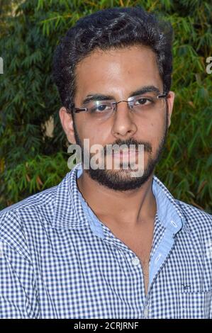 Un garçon indien pose pour la prise de portfolio à l'extérieur du studio. Banque D'Images