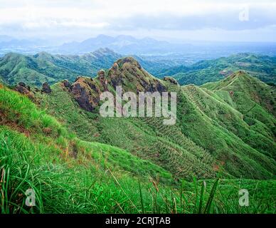 Vue depuis le pic d'une montagne, le mont Batulao, Nasugbu, Batangas, Philippines Banque D'Images