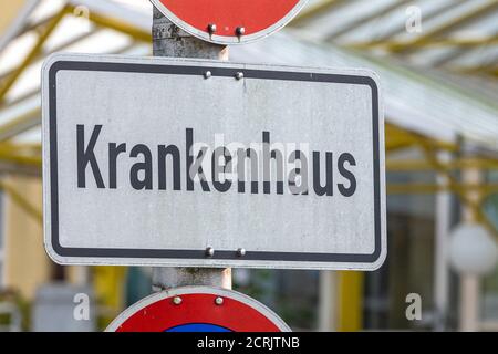 Vilshofen an Der Donau, Allemagne. 17 septembre 2020. « Hospital » est écrit sur un panneau à l'extérieur d'un hôpital. Credit: Armin Weigel/dpa/Alay Live News Banque D'Images