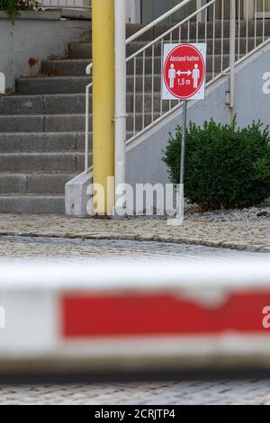 Vilshofen an Der Donau, Allemagne. 17 septembre 2020. 'Keep 1.5 m distance' est inscrit sur un panneau devant l'hôpital de Vilshofen. Plus de 30 cas de corona sont éventuellement liés à un mariage après une panne à l'hôpital de Vilshofen. Credit: Armin Weigel/dpa/Alay Live News Banque D'Images