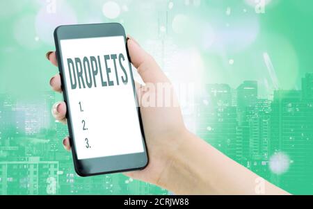 Note d'écriture montrant des gouttelettes. Business concept pour très petite goutte d'un liquide peut être trouvé dans certains endroits humides gadgets modernes écran blanc sous c Banque D'Images