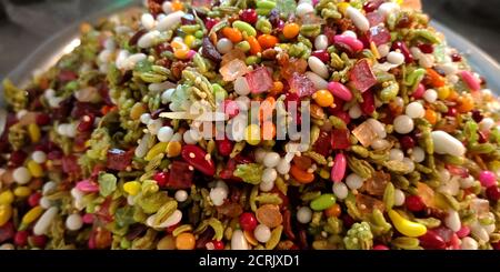 Variété indienne de parfum traditionnel de bouche saveur de fruit de fenouil sur des ingrédients colorés. Banque D'Images