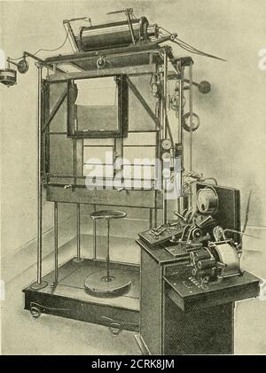 . Radiographie, thérapeutique à rayons X et radiothérapie . PLAQUE XXXII.—maladies malignes de la poitrine. A, dépôts secondaires de sarcome ui médiastin et poumons. h, sarcome de médiastin de linipho, s'étendant de la racine du poumon vers la périphérie,c, dépôts secondaires de cancer impliquant les glandes médiastinales, la substance pulmonaire et la plèvre ; les surfaces diaphragmatiques du poumon droit et du foie sont également impliquées. EXAMEN DU THORAX 189 tissu, et même l'avant de la boîte à rayons X doit être recouvert d'un opaquecloth, si des observations fiables doivent être faites. Ces précautions ont été prises, TH Banque D'Images