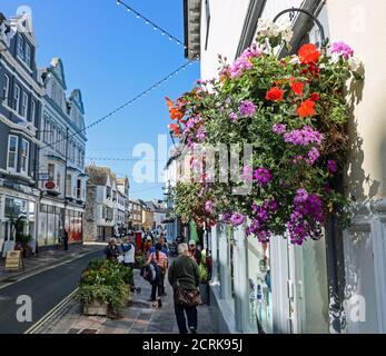 Un panier de fleurs coloré ajoute de la couleur à Southside Street, dans le Barbican historique de Plymouth, qui propose un mélange original de petits magasins, de maisons publiques et de restaurants Banque D'Images