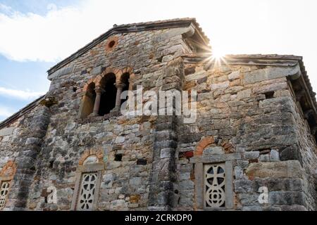 Église Saint Pierre de Nora (San Pedro de Nora) située à côté de la rivière Nora. Bâtiment brûlé pendant la guerre civile espagnole et reconstruit après. Sol. Soleil Banque D'Images