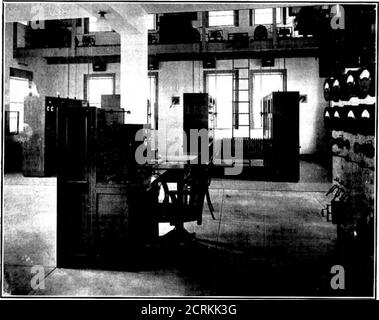 . BSTJ 1 : 2. Novembre 1922 : demande à radio of Wire transmission Engineering. (Espenschied, Lloyd) . La différence est simple question du niveau de transmission auquel l'amplification a fonctionné. Figure 7 donne une vue de l'intérieur de l'une de ces téléphonations radio de l'American Telephone and Telegraph Company et Western Electric Company. Il est situé à Deal Beach, New Jersey. 134 LE JOURNAL TECHNIQUE DU SYSTÈME BELL au premier plan est le tableau de commutation permettant à l'opérateur de contrôler le circuit radio-filaire au point de connexion. Dans la masse arrière se trouvent les unités de transmetteur—FO Banque D'Images