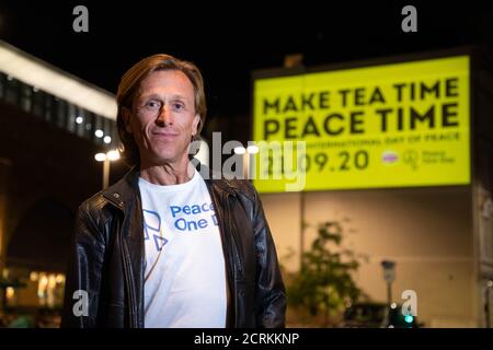 UTILISATION ÉDITORIALE JEREMY Gilley, fondateur de Peace One Day, dévoile le message de paix de Lipton et de Peace One Day, qui illumine la station London Bridge pour marquer la Journée internationale de la paix, qui se tiendra le lundi 21 septembre à Londres. Banque D'Images