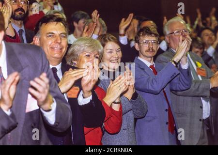 Glenda Jackson (au centre) le candidat parlementaire potentiel du PPC pour la circonscription de Hampstead et Highgate applaudit le discours-programme prononcé par le député Neil Kinnock à la conférence du Parti travailliste à Brighton . 04 octobre 1991. Photo: Neil Turner Banque D'Images