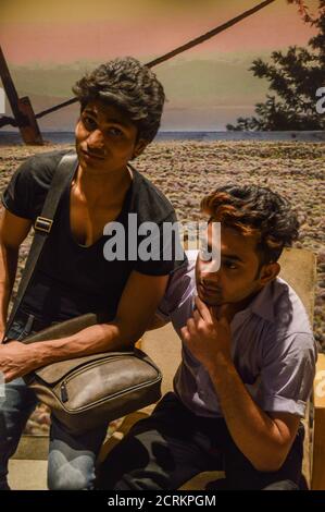 Deux garçons indiens posant pour une séance photo de mode. Banque D'Images