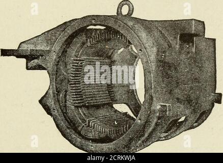 . Traction électrique et ingénierie de la transmission . ber of ampère-tours. L'armature réactive E.M.F., EA, n'est pas essentialto le fonctionnement du moteur, et peut être neutralisée par l'utilisation d'enroulements de compensation, et cette caractéristique des moteurs de série à courant alternatif est très importante. L'enroulement de compensation est intégré dans les fentes des faces polaires, comme illustré sur la Fig. 15, qui représente un moteur ferroviaire monophasé compensé à quatre pôles de West-inghouse avec son armature et ses enroulements de champ retirés. Le nombre de tours de l'enroulement de compensation est réglé sur soa pour établir une force magnéto-motrice Banque D'Images