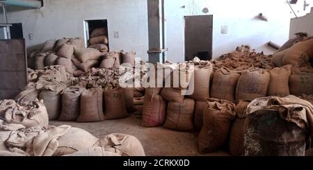 Stock de vieux sacs de riz rouillés exposés à l'arrière-plan poussiéreux. Banque D'Images