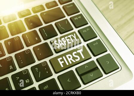 Écriture manuscrite conceptuelle montrant la sécurité d'abord. Concept signification utilisé pour dire que la chose la plus importante est d'être sûr de couleur de clavier de PC avec ACC Banque D'Images
