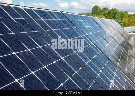 Cellules photovoltaïques sur le fond ou panneaux solaires Banque D'Images