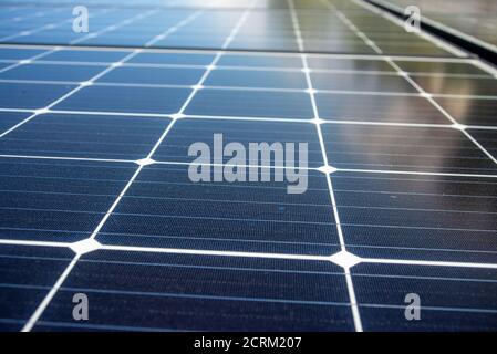 Cellules photovoltaïques sur le fond ou panneaux solaires Banque D'Images