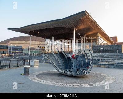 Le mémorial de guerre des marins marchands avec l'Assemblée nationale le bâtiment Senedd en arrière-plan de la baie de Cardiff. Cardiff, pays de Galles, Royaume-Uni Banque D'Images