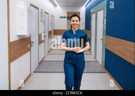 Une femme souriante pose en clinique Banque D'Images