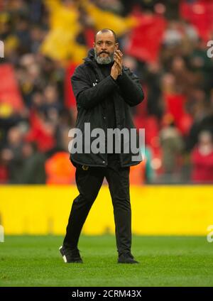 Le directeur de Wolverhampton Wanderers Nuno Espirito Santo applaudit les fans de Wolves en déplacement après la défaite. CRÉDIT PHOTO : © MARK PAIN / PHOTO DE STOCK D'ALAMY Banque D'Images
