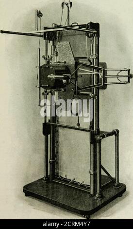 . Principes de l'électromédecine, de l'électrochirurgie et de la radiologie : un traité pratique pour les étudiants et les praticiens, avec des chapitres sur la vibration mécanique et la technique de la pression artérielle . Figure 65—Klinoscope universel. Utilisé pour la fluoroscopie et la radiographie Electro-médecine, Electro-chirurgie et radiologie H7. Figure 66—Klinoscope universel. Illustré sur la Fig. 65 (vue arrière). 118 Anthony Matijaca Banque D'Images