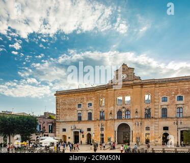 8 août 2020 - Matera, Basilicate, Italie - Palazzo dell'Annunziata, un palais du XVIIIe siècle situé sur la Piazza Vittorio Veneto. Beaucoup de touristes St Banque D'Images