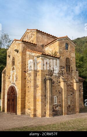 Vue latérale de l'église Saint-Michel de Lillo (San Miguel de Lillo). Bâtiment de style préroman sur la pente du mont Naranco. Déclaré monde de l'UNESCO Banque D'Images