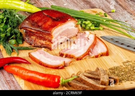 la viande fumée se trouve sur la table avec des herbes et de la sauce Banque D'Images