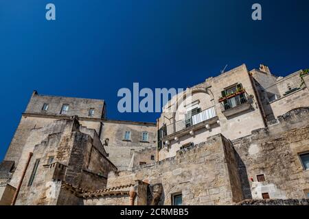 8 août 2020 - Matera, Basilicate, Italie - les maisons typiques en pierre et en brique de la vieille ville de Matera, dans le Sasso Caveoso. Banque D'Images