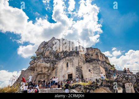 8 août 2020 - Matera, Basilicate, Italie - l'ancienne église de roche de Santa Maria de Idris à l'intérieur du Sassi de Matera. Église sculptée dans le rocher. Banque D'Images