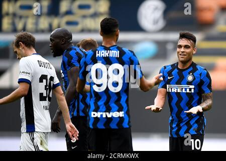 Milan, Italie - 19 septembre 2020 : Lautaro Martinez (R) du FC Internazionale célèbre après avoir atteint un but lors du match de football amical d'avant-saison entre le FC Internazionale et Pisa SC. Le FC Internazionale a remporté 7-0 victoires au-dessus de Pisa SC. Credit: Nicolò Campo/Alay Live News Banque D'Images