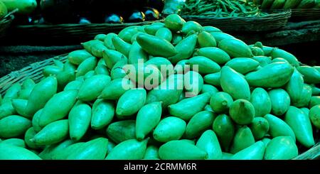 Vert frais pointée Gourd isolat avec mix agriculture produire agriculteurs fond de marché. Banque D'Images