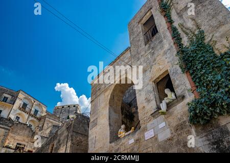 8 août 2020 - Matera, Basilicate, Italie - les maisons typiques en pierre et en brique de la vieille ville de Matera, dans le Sassi. Les sculptures de Margherita Banque D'Images