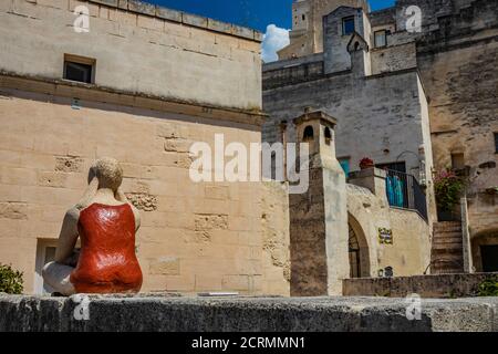 8 août 2020 - Matera, Basilicate, Italie - les maisons typiques en pierre et en brique de la vieille ville de Matera, dans le Sassi. Les sculptures de Margherita Banque D'Images