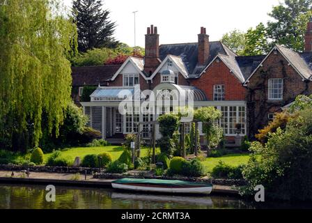 Belle propriété au bord de la rivière Thames, Oxfordshire, Angleterre Banque D'Images