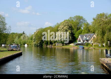 Belle propriété au bord de la rivière Thames, Oxfordshire, Angleterre Banque D'Images