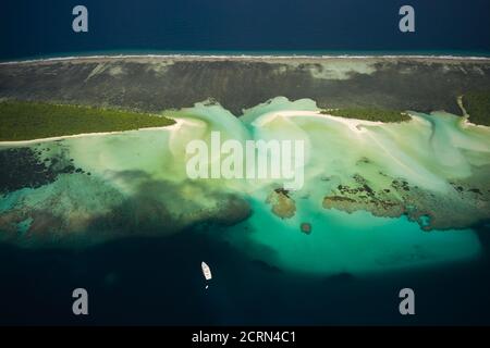 Magnifique vue sur les îles désertiques des Maldives depuis le drone Banque D'Images