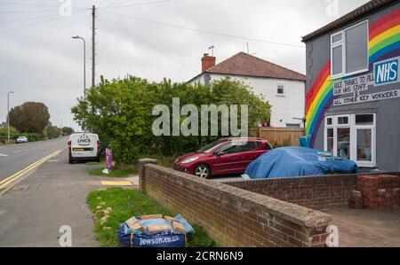 Hommage au NHS du Lincolnshire, séjour à la maison, clap pour les soignants, verrouillage, maison peinte pour montrer le soutien, motif arc-en-ciel grâce à tout le personnel du NHS, Banque D'Images