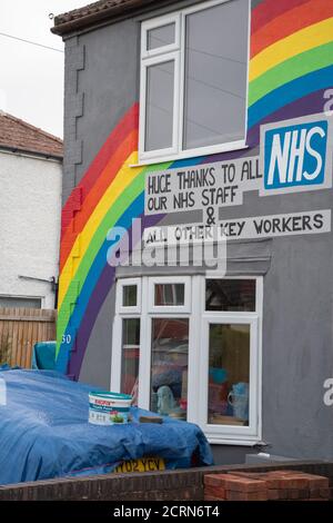 Hommage au NHS du Lincolnshire, séjour à la maison, clap pour les soignants, verrouillage, maison peinte pour montrer le soutien, motif arc-en-ciel grâce à tout le personnel du NHS, Banque D'Images