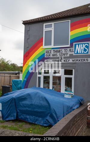 Hommage au NHS du Lincolnshire, séjour à la maison, clap pour les soignants, verrouillage, maison peinte pour montrer le soutien, motif arc-en-ciel grâce à tout le personnel du NHS, Banque D'Images