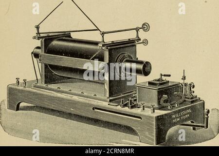 . Appareils à rayons X, lampes miniatures et accessoires . jars fLeyden, support de télescope, plate-forme et une paire d'accessoires en terre. Six tôles, cercles de 26 pouces, 250.00 $ Net.Eight 30 ^ 350.00 - Ten 30 400.00 douze * 30^* 450.00 seize 30 550.00 tailles spéciales sur commande. Les prix ci-dessus n'incluent pas le moteur ou Rheostatqui sera fourni à la réception des détails concernant la machine de sizeof nécessaire et que ce soit pour direct ou AltersatingCurrent. Kit spécial de rayons X pour ci-dessus, comprenant un régulateur de vide OFI Bario, complet, I tube à rayons X de vide Bario, I tube à foyer entonnoir de vide Bario, I 5x7 baryum Fluroscop Banque D'Images
