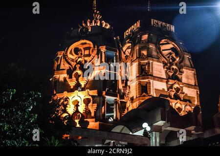 Le temple ISKCON de New delhi inde s'est éclairé de lumière le soir Banque D'Images