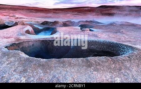 Unique vallée géothermique sol de Manana en Bolivie. Cratère. Fumarale. Banque D'Images