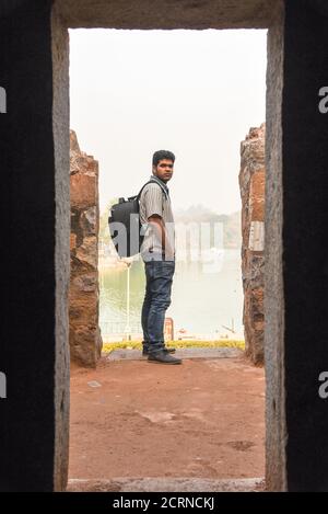 Un gars indien, garçon avec appareil photo nikon D750 faire des photos et poser à l'intérieur du jardin et du lac le matin. Banque D'Images