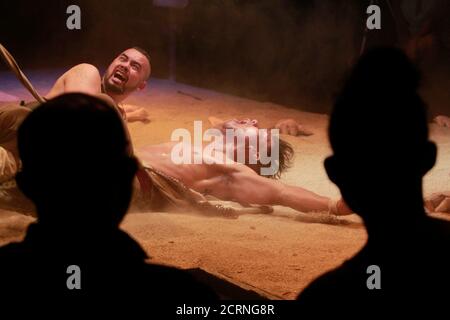Caracas, Venezuela. 19 septembre 2020. Les acteurs de la société Teatro Ceres exécutent une scène de la production "Tito ou un rêve prémonitoire" dirigée par Jerico Montilla et présentée au théâtre Alberto Pazy Mateos pendant la pandémie du coronavirus, le 19 septembre 2020 à Caracas, Venezuela. (Photo par Bernardo Suarez/INA photo Agency) Credit: SIPA USA/Alay Live News Banque D'Images