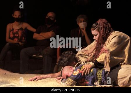 Caracas, Venezuela. 19 septembre 2020. Les acteurs de la société Teatro Ceres exécutent une scène de la production "Tito ou un rêve prémonitoire" dirigée par Jerico Montilla et présentée au théâtre Alberto Pazy Mateos pendant la pandémie du coronavirus, le 19 septembre 2020 à Caracas, Venezuela. (Photo par Bernardo Suarez/INA photo Agency) Credit: SIPA USA/Alay Live News Banque D'Images