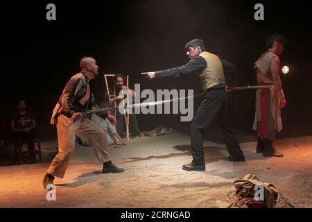 Caracas, Venezuela. 19 septembre 2020. Les acteurs de la société Teatro Ceres exécutent une scène de la production "Tito ou un rêve prémonitoire" dirigée par Jerico Montilla et présentée au théâtre Alberto Pazy Mateos pendant la pandémie du coronavirus, le 19 septembre 2020 à Caracas, Venezuela. (Photo par Bernardo Suarez/INA photo Agency) Credit: SIPA USA/Alay Live News Banque D'Images