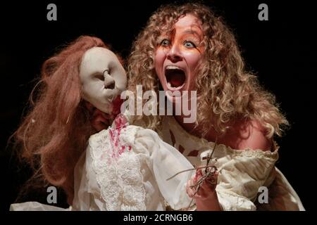 Caracas, Venezuela. 19 septembre 2020. Les acteurs de la société Teatro Ceres exécutent une scène de la production "Tito ou un rêve prémonitoire" dirigée par Jerico Montilla et présentée au théâtre Alberto Pazy Mateos pendant la pandémie du coronavirus, le 19 septembre 2020 à Caracas, Venezuela. (Photo par Bernardo Suarez/INA photo Agency) Credit: SIPA USA/Alay Live News Banque D'Images