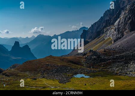 La magnifique forteresse provençale vue de Colle del Maurin dans la haute vallée de Maira, à la frontière entre la province de Cuneo et la France Banque D'Images