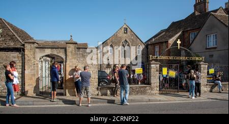 Malmesbury, Wiltshire, Angleterre, Royaume-Uni. 2020. Point de prise en charge pour les écoliers pendant Covid-19. Parents social distanciation à l'extérieur de St Aldhelms Catholic CH Banque D'Images