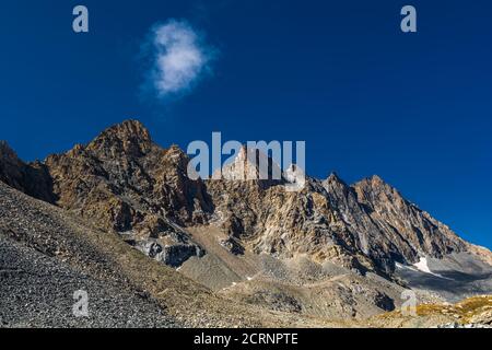 La magnifique forteresse provençale vue de Colle del Maurin dans la haute vallée de Maira, à la frontière entre la province de Cuneo et la France Banque D'Images