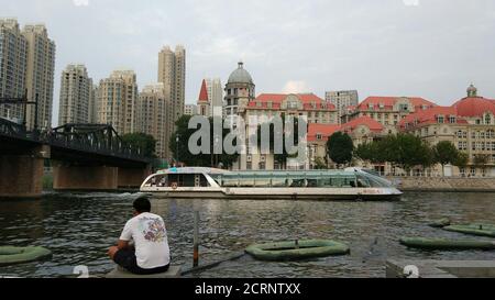 Paysage urbain de Tianjin le long de la rivière Haihe Banque D'Images